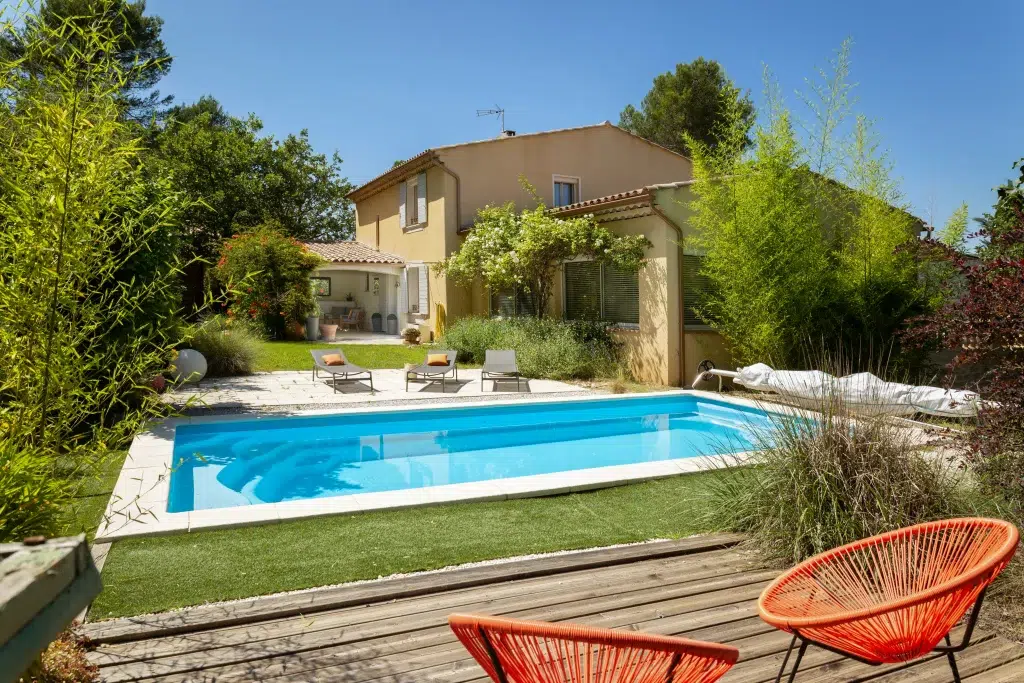 Villa splendide avec piscine extérieur à TREDEZ en été